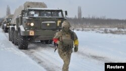 Ukrajinski vojnik ispred raketnog sistema tokom vežbi u Hersonskoj oblasti 1. februara 2022. (Foto: Reuters/Ukrainian Armed Forces Press Service/Handout)