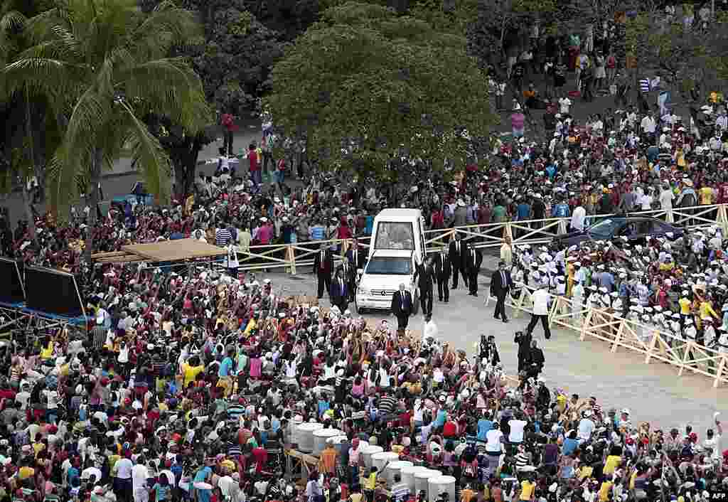 Папа їде до місця проведення літургії під відкритим небом на Революційній площі у Сантьяго, Куба. 26.03.2012. AP