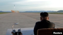 Лідер КНДР Кім Чен Ин спостерігає запуск ракети Hwasong-12