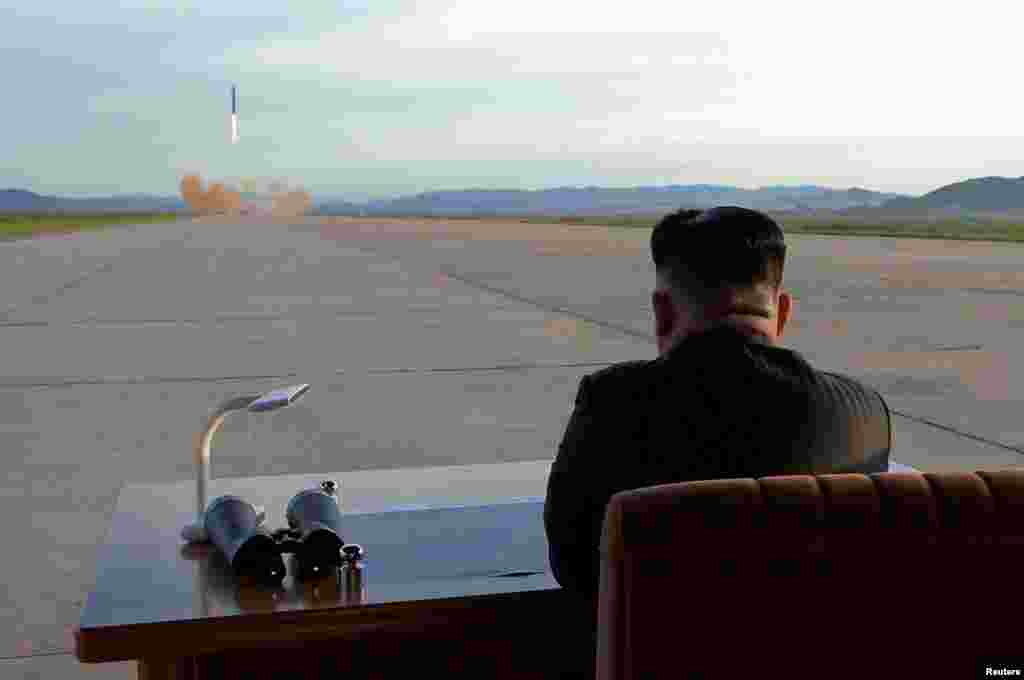 북한의 김정은 국무위원장이 화성-12 발사 장면을 지켜보고 있다.