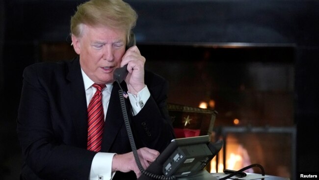 美国总统特朗普在华盛顿白宫进行电话交谈。（2018年12月24日）