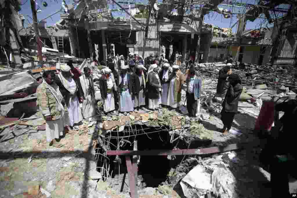 عرب دنیا کے اس پسماندہ ترین ملک یمن میں تقریباً دو سالوں سے جاری لڑائی کے باعث اب تک سات ہزار افراد ہلاک ہو چکے ہیں جن میں اکثریت عام شہریوں کی ہے۔