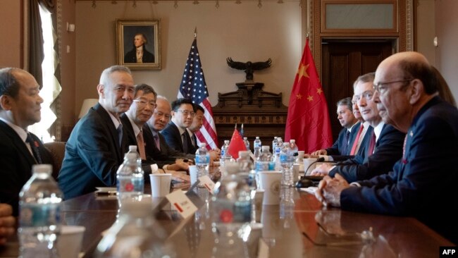 美国贸易代表团与中国副总理刘鹤率领的中国贸易代表团在华盛顿特区举行中美贸易谈判。