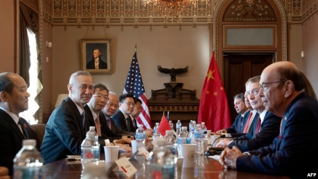 美国贸易代表莱特希泽（右二）和商务部长罗斯等要员同中国副总理刘鹤率领的中方代表团在华盛顿举行贸易会谈（2019年1月30日法新社）