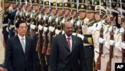 Sudan's President Omar Hassan al-Bashir and China's President Hu Jintao (L) review a military honour guard during a welcoming ceremony at the Great Hall of the People in Beijing June 29, 2011. REUTERS/Liu Jin/Pool (CHINA - Tags: POL