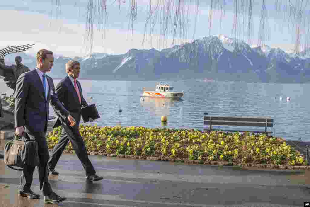 Menteri Luar Negeri AS John Kerry (kanan) berjalan menuju tempat pertemuan dengan Menteri Luar Negeri Iran Mohammad Javad Zarif untuk putaran baru negosiasi nuklir di Montreux, Swiss (3/3). (AP/Evan Vucci)