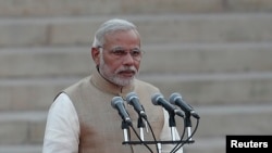 Thủ tướng Ấn Độ Narendra Modi hứa sẽ tạo điều kiện dễ dàng hơn cho các nhà đầu tư trong nước và nước ngoài, và đề xuất các chính sách thân thiện với kinh doanh