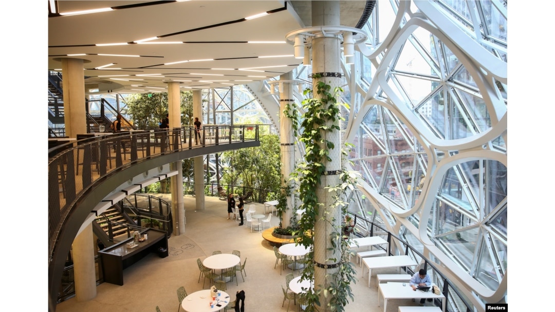 Lantai dua dan tiga kantor baru Amazon, Amazon Spheres, saat pembukaan di kantor pusat Seattle, Washington, 29 Januari 2018.