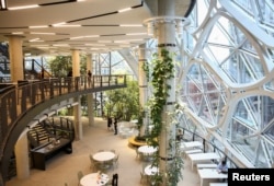 Lantai dua dan tiga kantor baru Amazon, Amazon Spheres, saat pembukaan di kantor pusat Seattle, Washington, 29 Januari 2018.