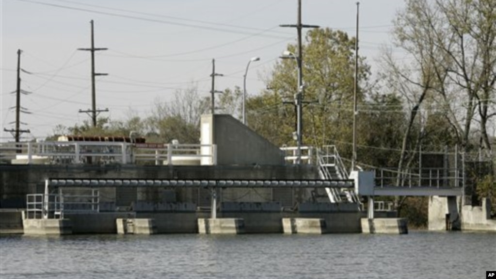 This hydro electric station owned and operated by the city of Hamilton, shown Thursday, Oct. 23, 2008, in Hamilton, Ohio, was originally built on the Great Miami River by Henry Ford to power a car factory. (AP Photo/Al Behrman)