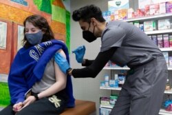 Julia Gadsby, 18, pengidap Lupus, menerima vaksin Pfizer-BioNTech melawan COVID-19 di Skippack Pharmacy di Schwenksville, Pennsylvania, AS, 3 Maret 2021. (Foto: Reuters)