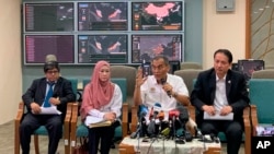 马来西亚卫生部长祖基菲里阿迈德（右二）在记者会上就武汉新型冠状病毒问题讲话。（2020年1月25日）