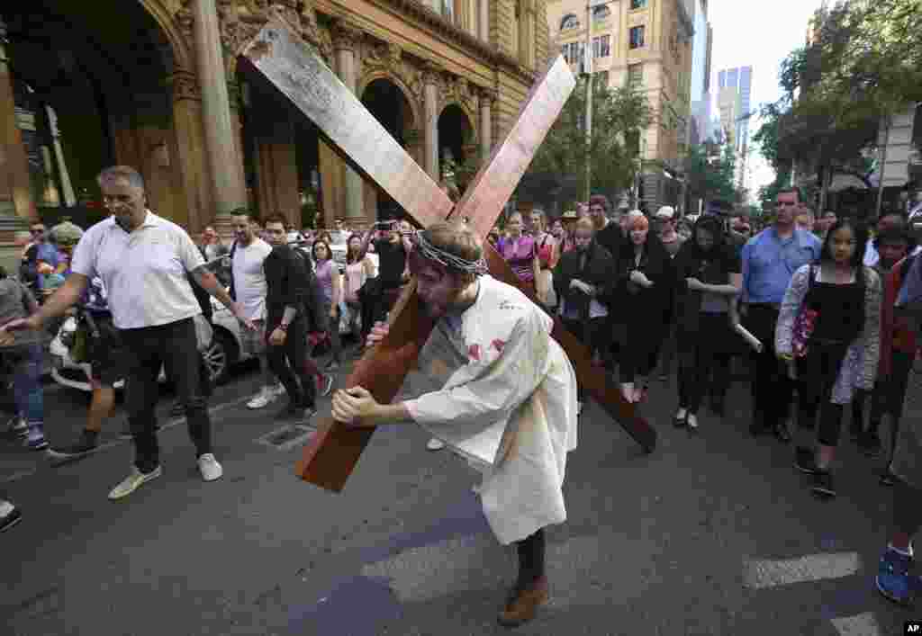 En Sidney, Australia, Brendan Paul, interpreta a Jesús mientras feligreses de la Misión Wesley recrean el Camino al Calvario en una procesión de Viernes Santo. Foto AP.