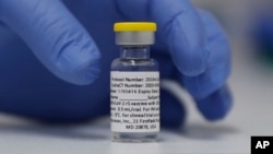 Un flacon du vaccin Novavax de phase 3 contre le coronavirus à l'hôpital universitaire St. George à Londres, le 7 octobre 2020.