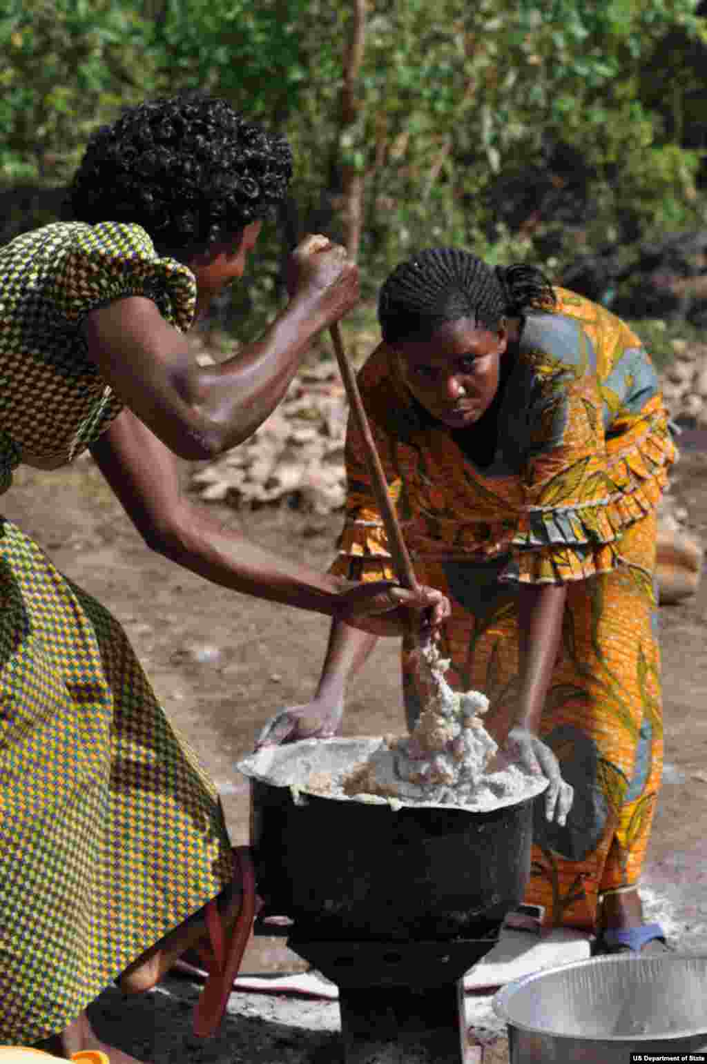 U Kongu, žene od kasave prave jelo fou fou, koje prodaju lokalno uz pomoć USAID-a. Photo: Jessica Hartl, USAID
