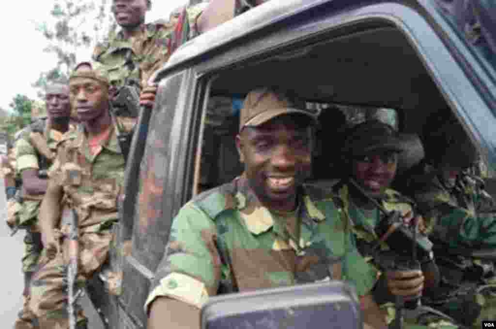 &ldquo;3月23日运动&rdquo;(M23)反政府武装发言人卡扎拉马中校进入刚果民主共和国重镇戈马。(A. Malivika/VOA) 
