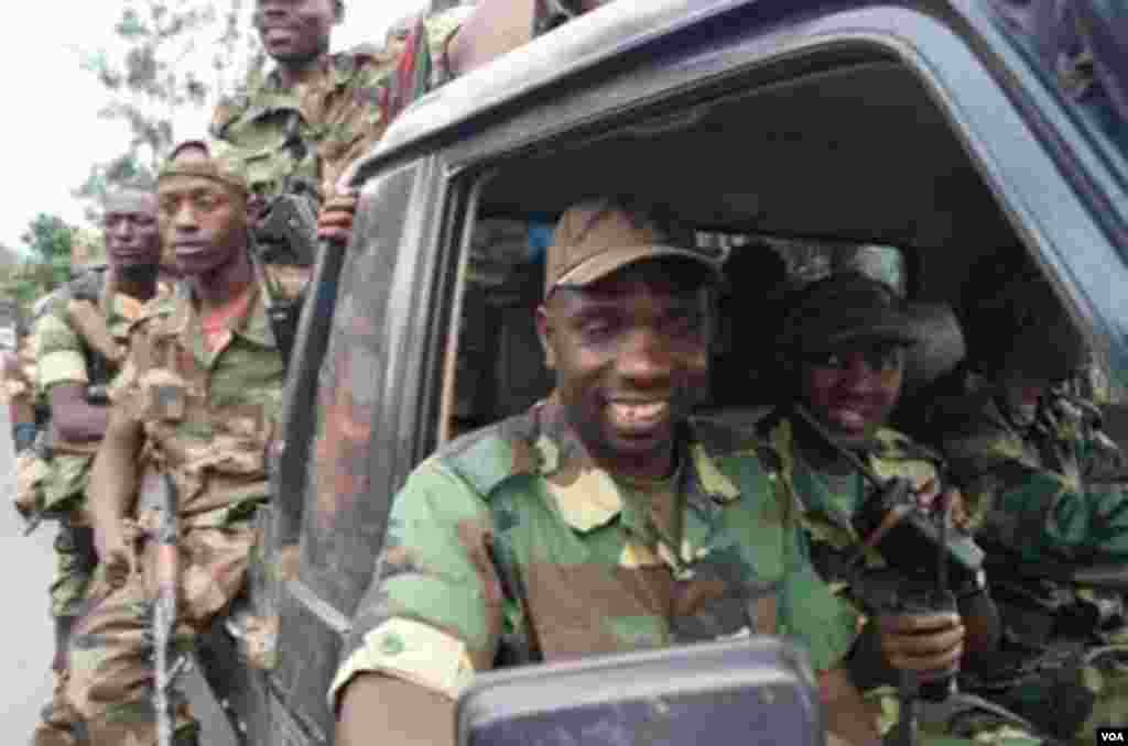 Le lieutenant-colonel Vianney Kazarama, porte-parole du M23, entrant &agrave; Goma le 20 novembre 2012&nbsp; (A. Malivika/VOA) 