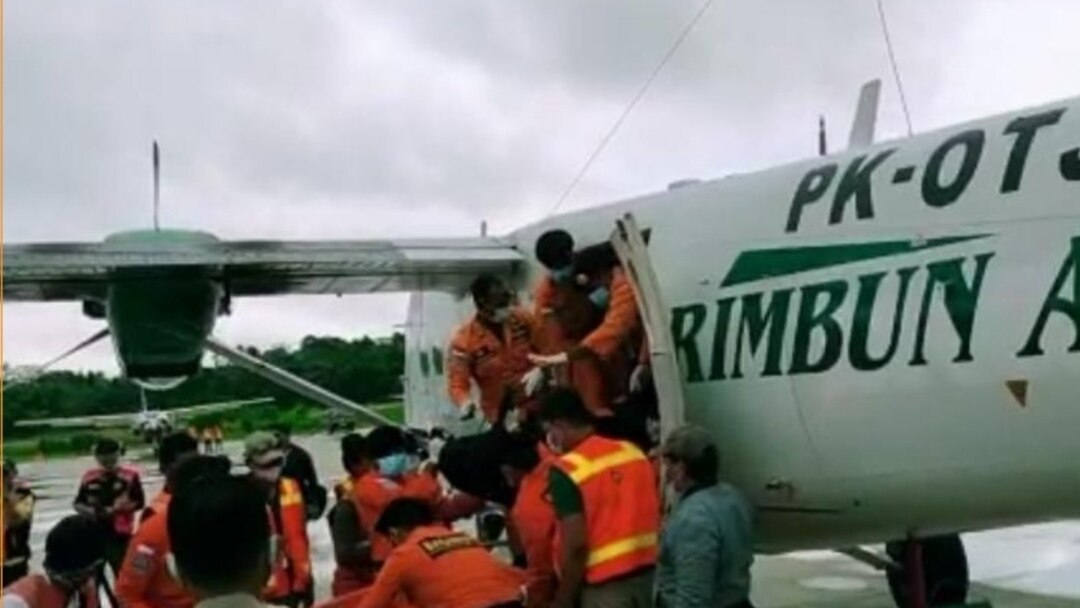Tiga korban meninggal dunia jatuhnya pesawat PK OTW milik Rimbun Abadi Air tiba di Bandara Timika, Kamis (16/9/2021) pukul 08.30 WIT. Ketiga korban selanjutnya dievakuasi ke RSUD Mimika dari Bandara Sugapa menggunakan pesawat Rimbun Air PK-OTJ sekitar pu