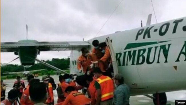 Tiga korban meninggal dunia jatuhnya pesawat PK OTW milik Rimbun Abadi Air tiba di Bandara Timika, Kamis (16/9/2021) pukul 08.30 WIT. Ketiga korban selanjutnya dievakuasi ke RSUD Mimika dari Bandara Sugapa menggunakan pesawat Rimbun Air PK-OTJ sekitar pu