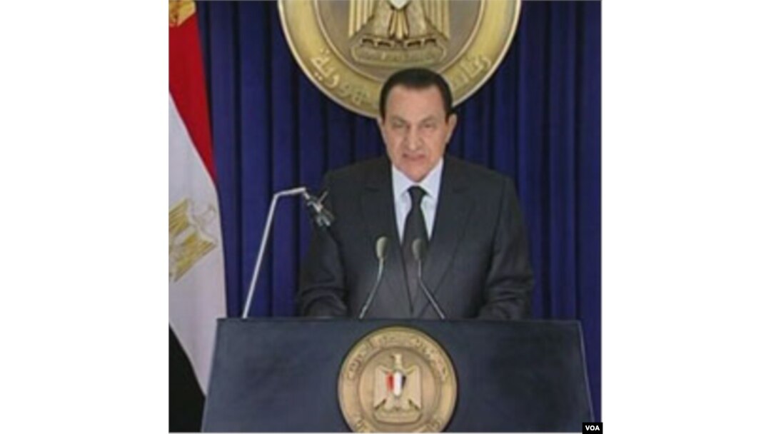 Presiden Mesir Hosni Mubarak saat berpidato mengumumkan pembubaran kabinetnya (Jumat, 28/1)