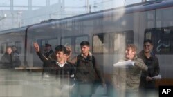 Des passagers descendent d'un train à la gare de Calais, dans le nord de la France, 13 octobre 2016. 