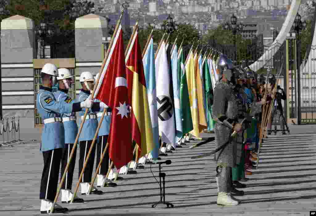 مراسم استقبال رسمی از نخست وزیر عراق در آنکارا. رجب طیب اردوغان به نحوه استقبال از رهبران دیگر کشورها اهمیت می دهد و به عنوان مثال، پیش از این در استقبال از حسن روحانی، سربازان لباس سربازان عثمانی به تن کرده بودند.&nbsp;