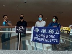 6月30日港版國安法實施前最後一次網民在中環置地廣場發起的和你Lunch示威，有人展示香港獨立旗幟。(美國之音湯惠芸)