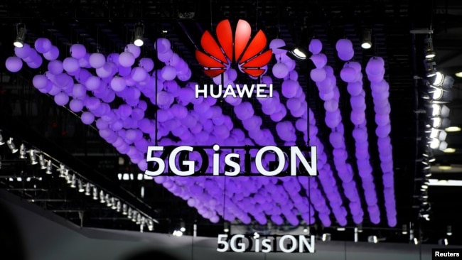 上海举行的世界移动通信大会上华为标识和5G的标志。(2019年6月28日)