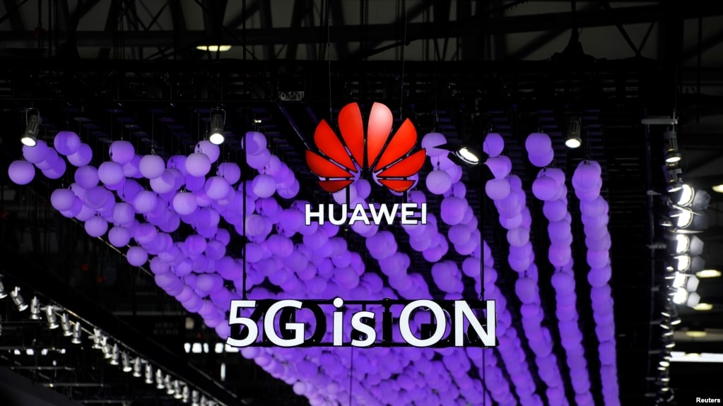 2019年6月28日上海举行的世界移动通信大会上华为标识和5G的标志。(photo:VOA)
