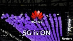 上海举行的世界移动通信大会上华为标识和5G的标志。(2019年6月28日)