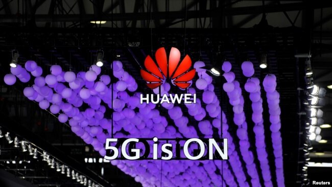 上海举行的世界移动通信大会上华为标识和5G的标志。(2019年6月28日)