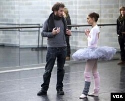 Sutradara Darren Aronofsky (kiri) dan Natalie Portman saat syuting film 'Black Swan'.