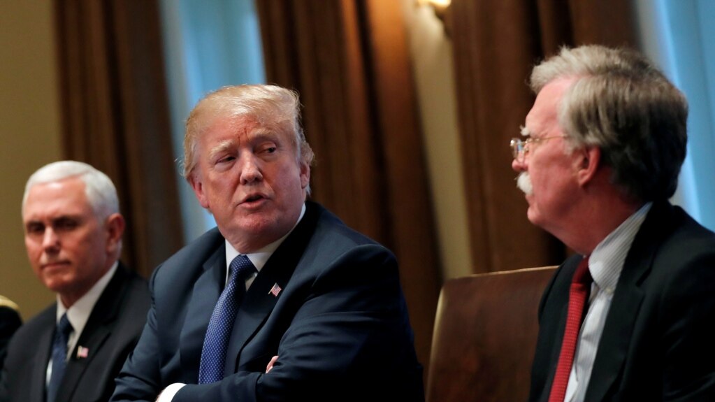 FILE PHOTO: Trong ảnh tư liệu ngày 4/9/2019 này: Tổng thống Donald Trump nghe lãnh đạo cấp cao của quân đội báo cáo tại phòng họp nội các ở Tòa Bạch Ốc, cùng tham dự có Phó Tổng thống Mike Pence và tân Cố vấn An ninh Quốc gia John Bolton.