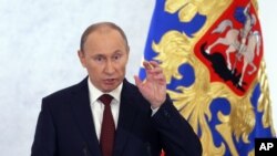 Ông Putin nói rằng sự can thiệp trực tiếp hay gián tiếp của nước ngoài vào tiến trình chính trị nội bộ của Nga là không thể chấp nhận được, 12/12/2012. (AP Photo/Alexander Zemlianichenko)