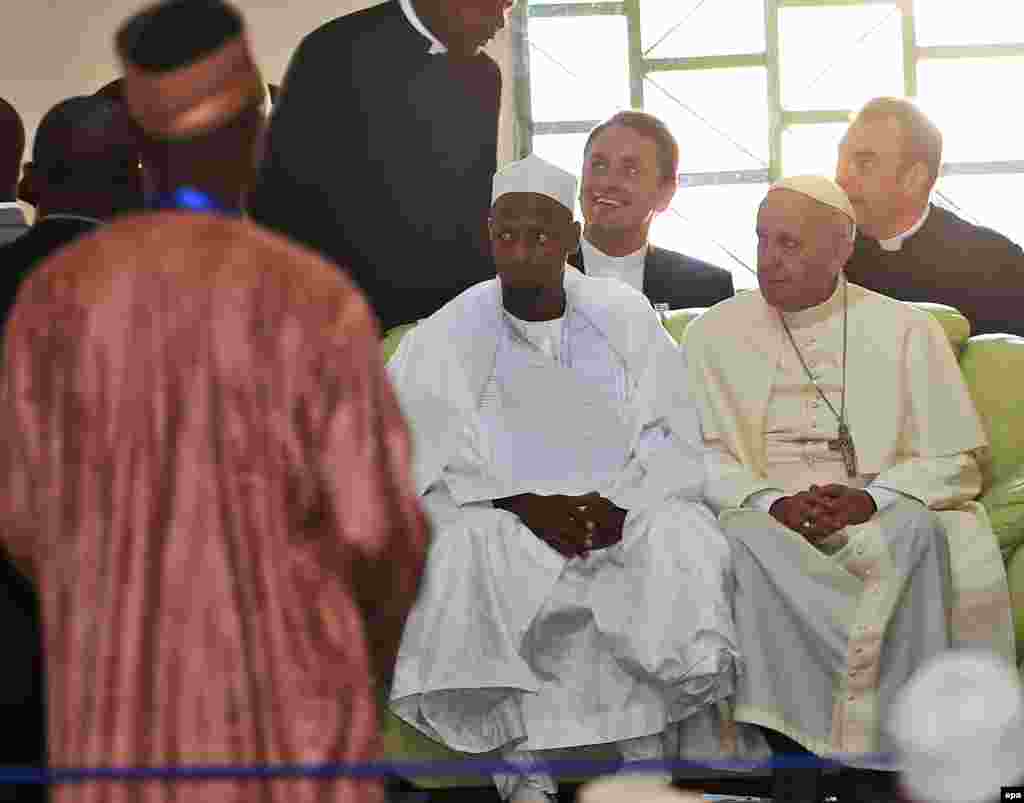 Le 30 novembre 2015, le pape François, à droite, s&#39;assoie avec les membres de la communauté musulmane lors d&rsquo;une visite à la mosquée Koudoukou à Bangui, en République centrafricaine.