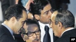 Gamal Mubarak (kiri) putera mantan Presiden Mesir, Hosni Mubarak berbicara dengan Zakaria Azmi (kanan - foto: dok.). Zakaria Azmi dijatuhi hukuman 7 tahun penjara.