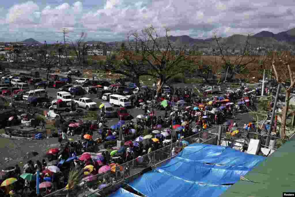 Pessoas fazem fila do lado de fora do aeroporto de Tacloban para serem evacuadas. 