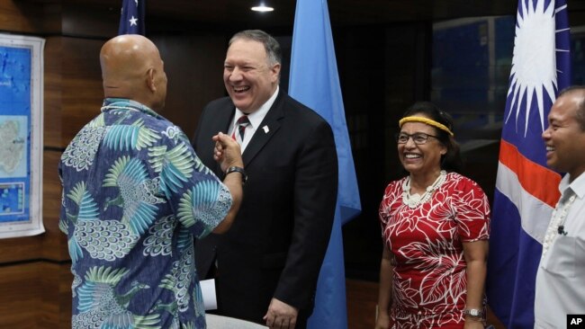 美国国务卿蓬佩奥2019年8月5日在密克罗尼西亚与该国总统帕努埃罗（图左）、马绍尔群岛总统海因（右2）及帕劳副总统奥伊洛克举行共同记者会后谈话。