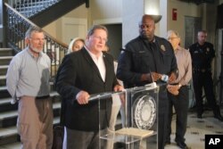 El alcalde de Little Rock Mark Stodola en conferencia de prensa con el jefe de Policía Kenton Buckner informan a la prensa sobre el tiroteo en un club nocturno de la ciudad. Julio 1, 2017.