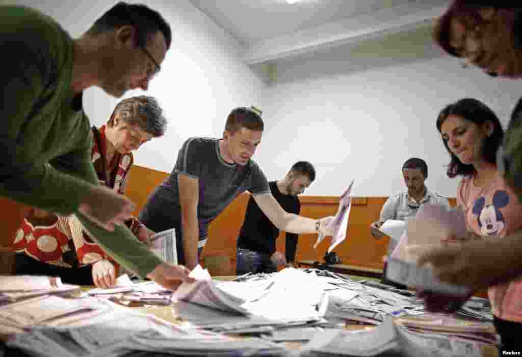 Election Commission officials sort through votes in the central Bosnian town of Zenica, Oct. 12, 2014. 