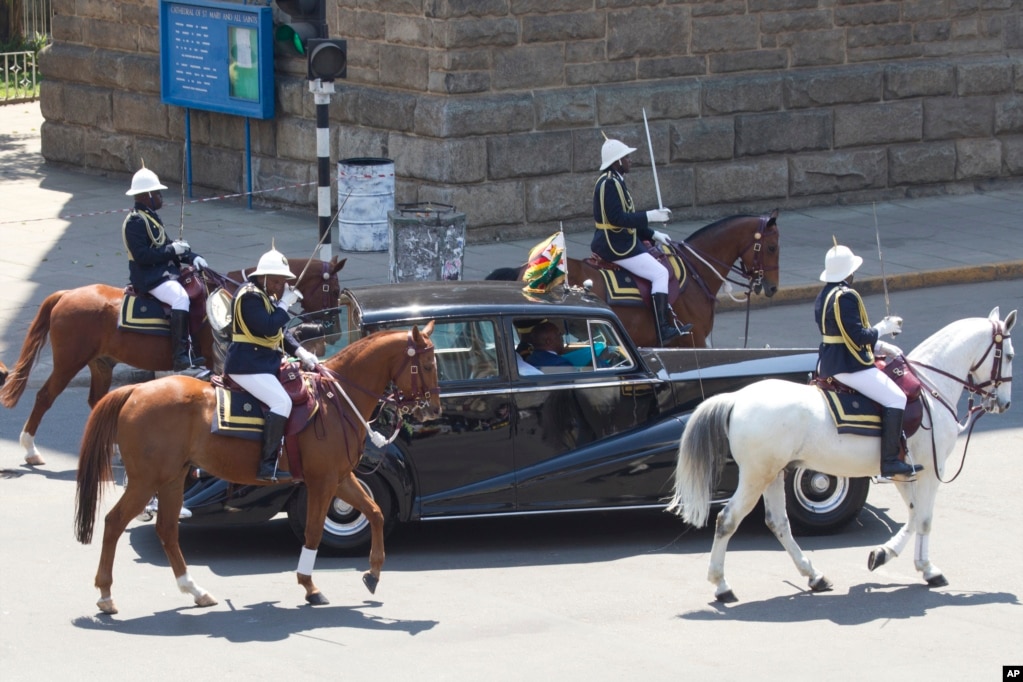 Police on horseback accompany Zimbabwean President Robert Mugabe&#39;s Rolls Royce during the opening of the 5th session of the last parliament in Harare, Sept. 12, 2017. (AP Photo)