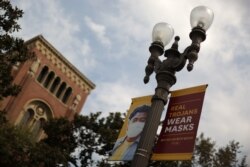 Sebuah tanda yang memberitahu siswa untuk memakai masker terlihat di kampus Universitas Southern California (USC) yang kosong, di tengah wabah Covid-19, di Los Angeles, California, AS, 17 Agustus 2020. (Foto: REUTERS/Lucy Nicholson)