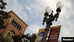 Sebuah tanda yang memberitahu siswa untuk memakai masker terlihat di kampus Universitas Southern California (USC) yang kosong, di tengah wabah Covid-19, di Los Angeles, California, AS, 17 Agustus 2020. (Foto: REUTERS/Lucy Nicholson)