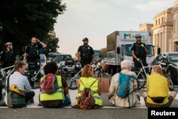 Aktivis perubahan iklim memblokir jalanan di ibukota AS yang padat dengan kendaraan di pagi hari, Senin, 23 September 2019.