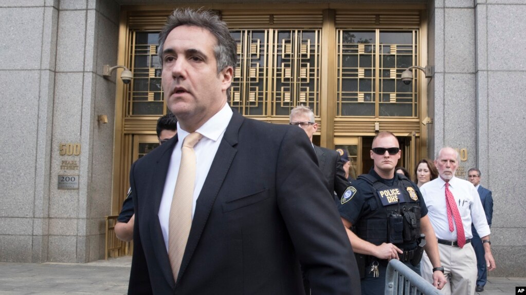Ông Michael Cohen rời tòa ở New York hôm 21/8