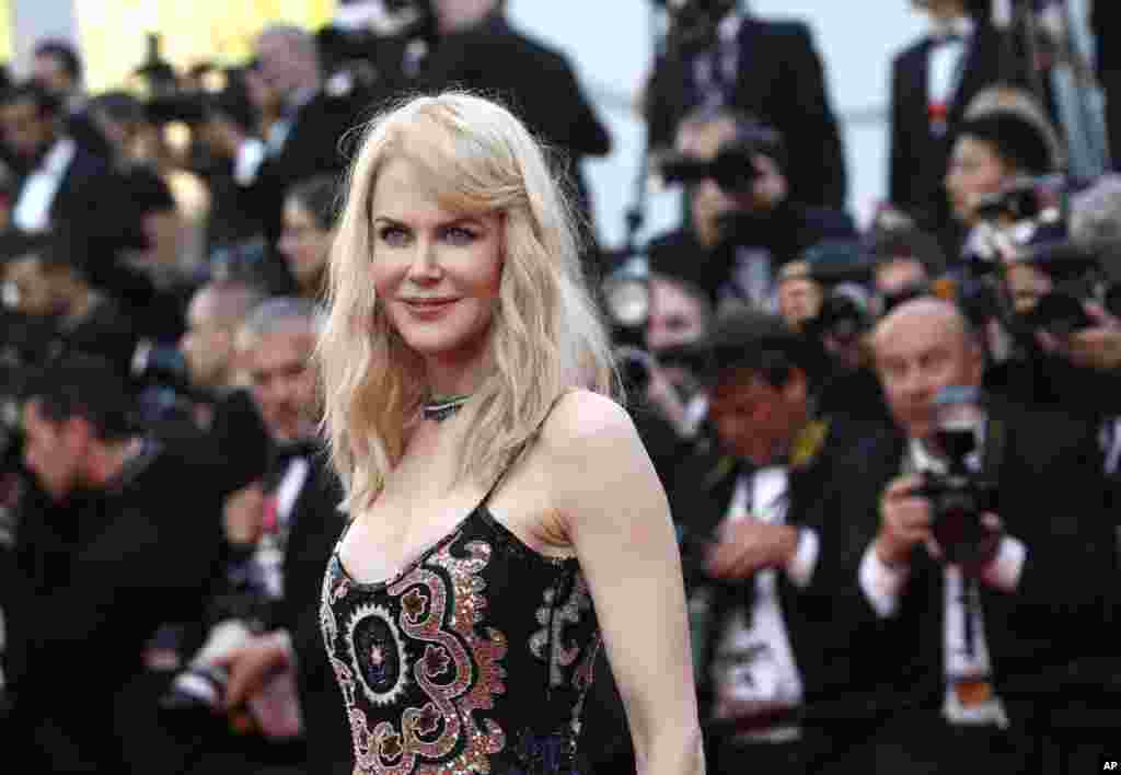 影星妮可&middot;基德曼（Nicole Kidman）在法国南部的戛纳举行的第70届戛纳国际电影节上出席电影《谜湖之巅：中国女孩》（Top Of The Lake: China Girl）的首映礼（2017年5月23日）