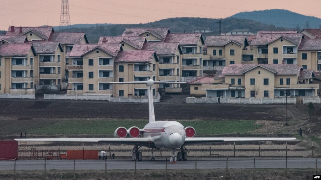 평양 순안공항에 고려항공 여객기가 서 있다. (자료사진)