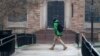 Seorang pejalan kaki di area kampus Universitas Colorado, Boulder, saat masa karantina (AP Photo/David Zalubowski)