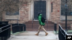 Seorang pejalan kaki di area kampus Universitas Colorado, Boulder, saat masa karantina (AP Photo/David Zalubowski)