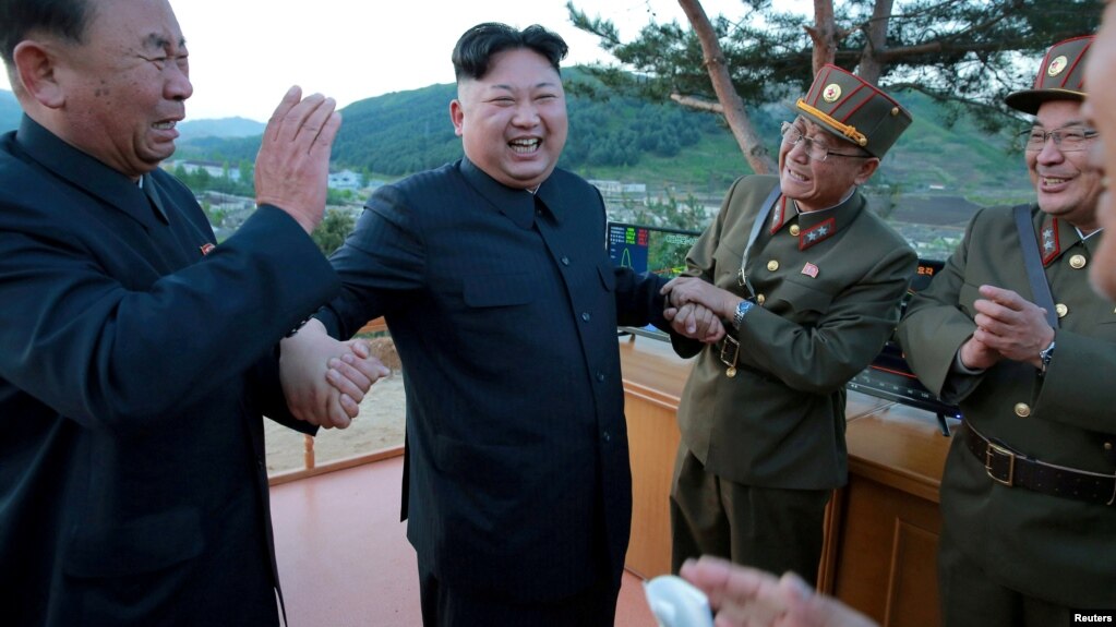 Le leader nord-coréen Kim Jong Un discusse avec Ri Pyong Chol, un des des programmes balistiques nord-coréens. à gauche, dans cette photo non datée publiée par l'Agence de presse coréenne du Nord (KCNA) le 15 mai 2017.